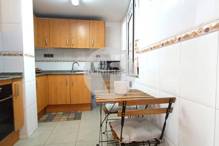 Piso bonito piso de 85 m2, 3 hab, 2 baños, galería, balcón, pk y zona comunitaria, en zona olímpica en Terrassa