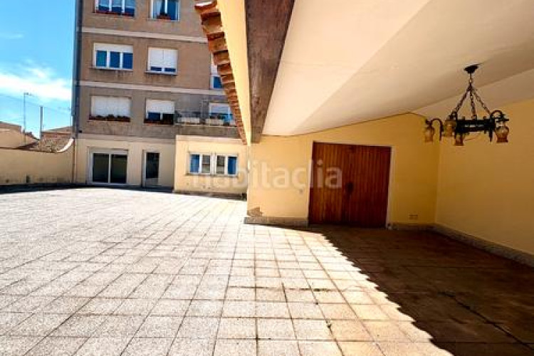 Piso  señorial único en pleno centro – 6 habitaciones, 3 baños, terraza de 200 m², parking incluido en Terrassa
