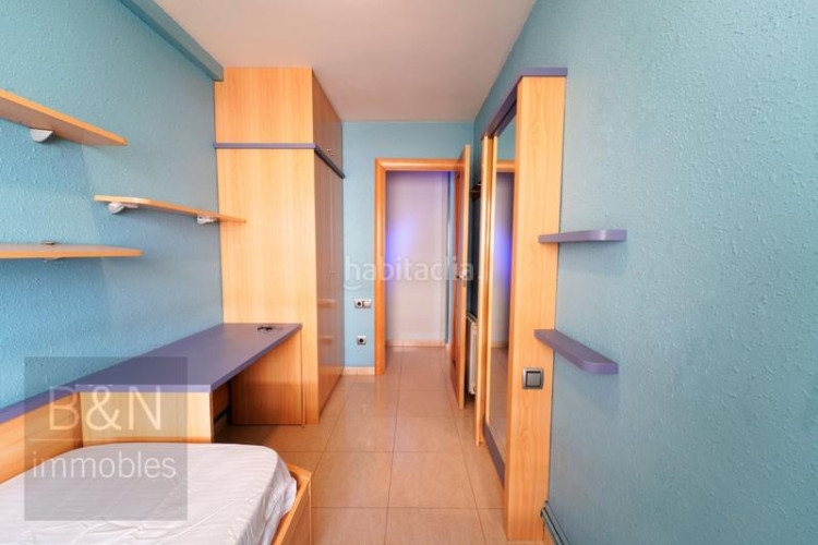 Piso una vivienda reformada, llena de luz natural, de estilo moderno y equipada con muebles hechos a medida! en Terrassa