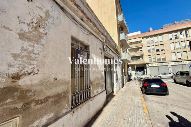 Casa planta baja de doble fachada con gran potencial en Terrassa