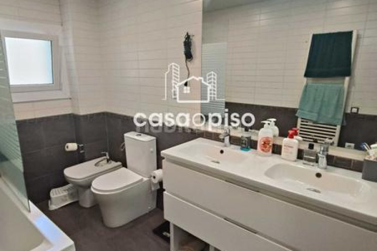 Piso  reformado en La Cogullada 3 dormitorios, 1 baño, todo exterior, cocina individual, con dos balcones uno de 6m y otro de 4m y en Terrassa
