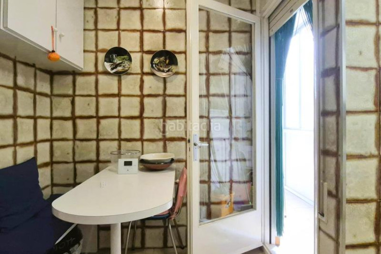 Piso de 137 m2 amb 4 hab i balco 10 m2 oest al carrer ireneu a 50 metres rambla en Terrassa