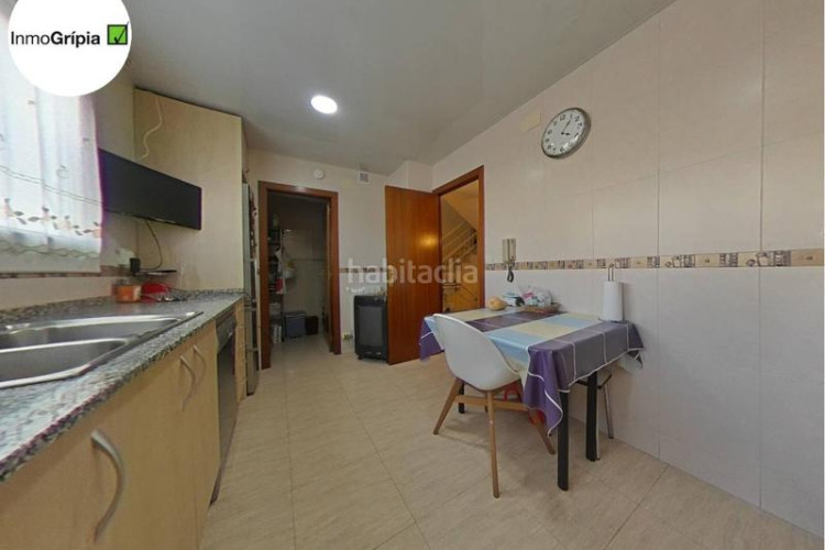 Casa adosada  en venta en les arenescan montllorla grípia08227 en Terrassa