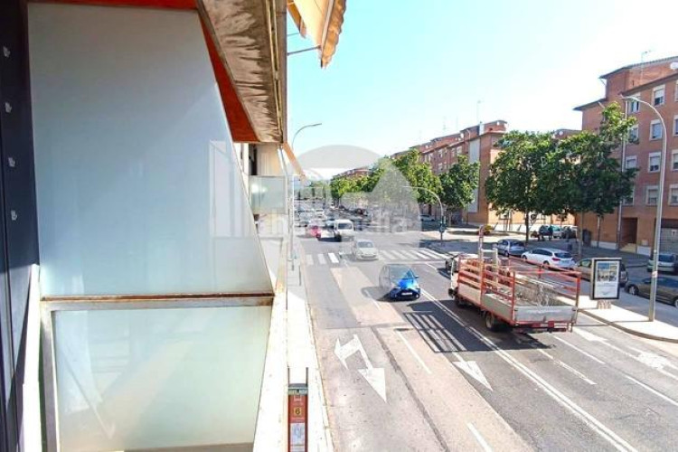 Piso bonito piso de 85 m2, 3 hab, 2 baños, galería, balcón, pk y zona comunitaria, en zona olímpica en Terrassa