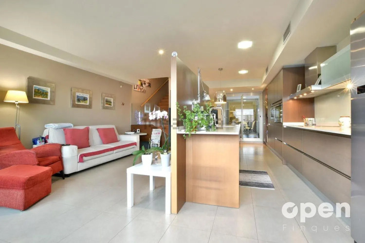 Chalet adosado en calle de la Poetessa Caparà