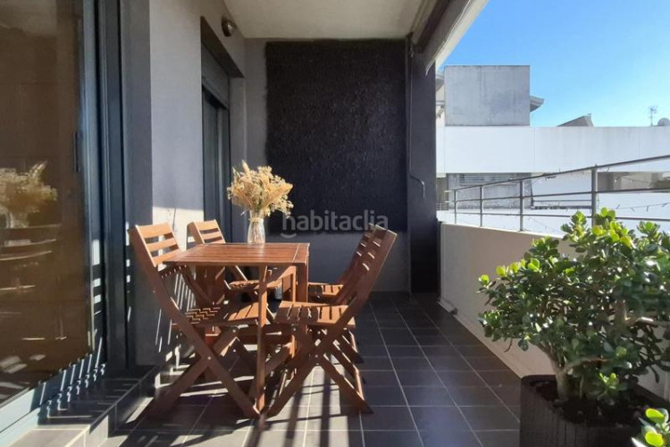 Piso edifici blau cel 3 hab amb 12 m2 sud al costat estacio est en Terrassa