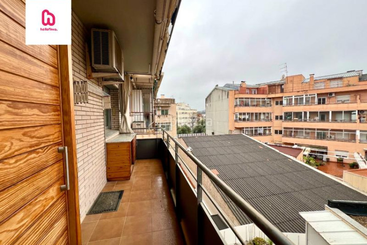 Piso  de 3 habitaciones con 2 balcones y vistas al parque sant jordi en Terrassa
