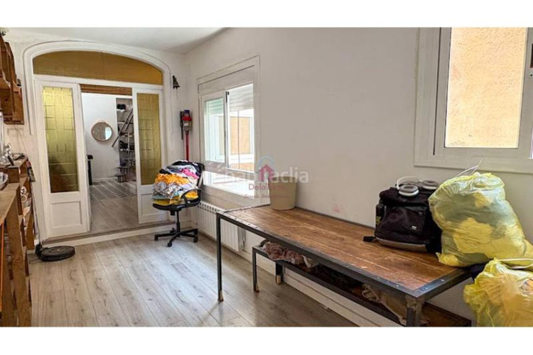 Casa pareada casa en en venta ca naurell de 210m construidos con salida a patio, dos terrazas y garaje. en Terrassa