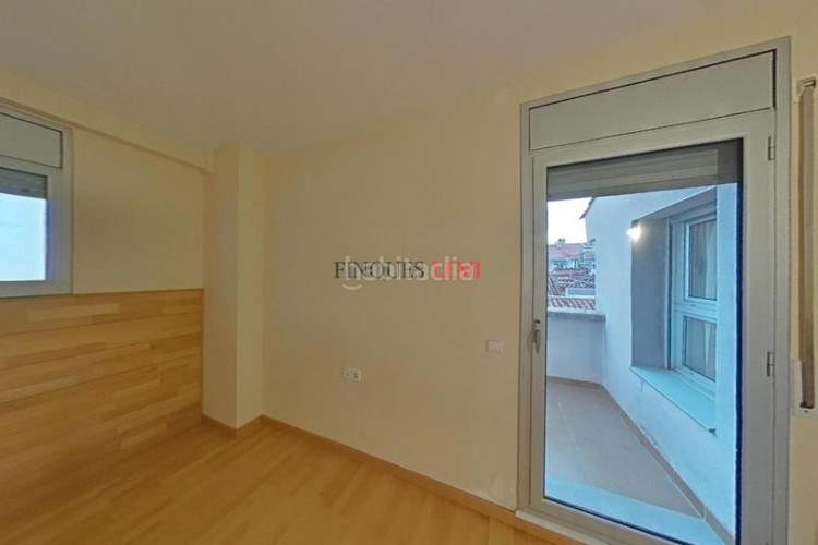 Piso dúplex con 4 habitaciones, 3 baños y parking en ubicación privilegiada en Terrassa