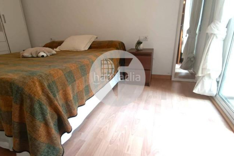 Planta baja bonita planta baja de 2 hab, terraza con barbacoa y plaza de aparcamiento en carrer conca torresana la gripia, en Terrassa
