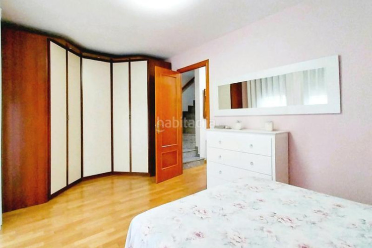 Casa magnifica casa unifamiliar de 230 m2 con garaje 3 coches, 3 grandes dormitorios, especatcular estudio 55 m2 y patio en Terrassa