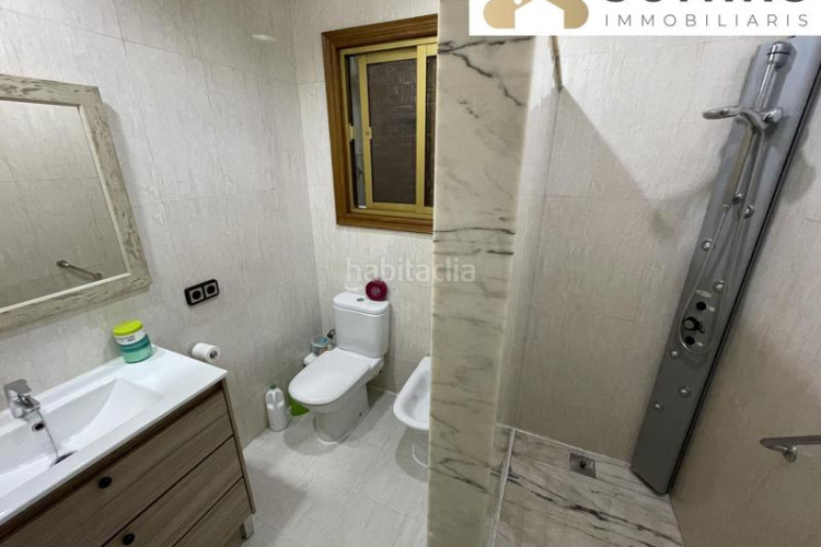 Casa adosada con amplias terrazas y gran potencial en Terrassa