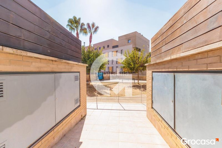 Planta baja precioso piso con terraza y parking en Can Roca en Terrassa