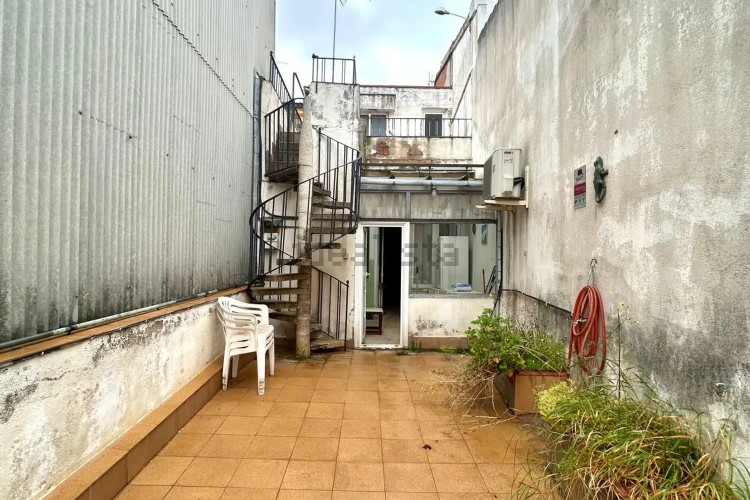 ZONA DE CA N'AURELL. CASA ADOSADA DE 4HABS. PARA REFORMAR ¡Oportunidad única en Ca N’Aurell!