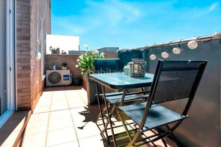 Dúplex en carrer de miquel vives 5 exclusivo duplex: salón-comedor, cocina, 4 habitaciones, 3 baños, terraza, pk y trastero en Terrassa