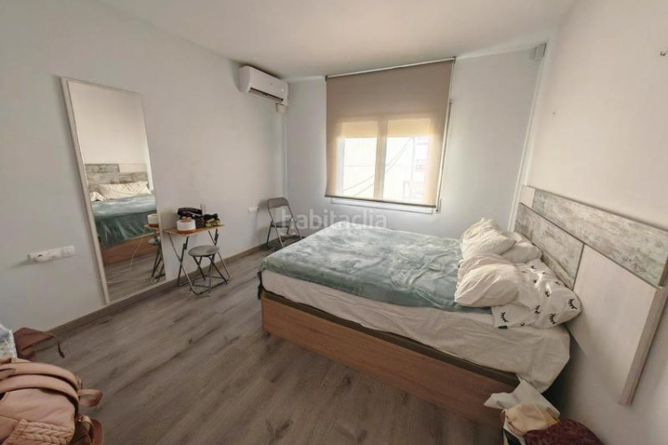 Casa zona de la grípia. casa adosada de 3 plantas + 4habs. + 2lav. + terraza + patio en Terrassa