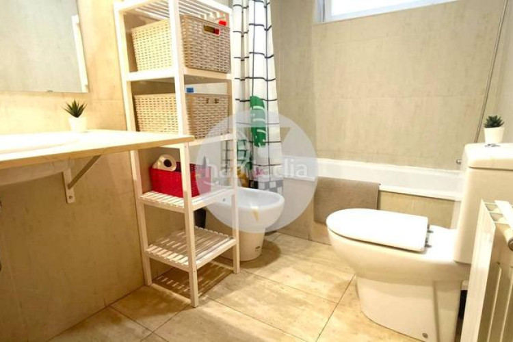 Piso bonito piso de 85 m2, 3 hab, 2 baños, galería, balcón, pk y zona comunitaria, en zona olímpica en Terrassa