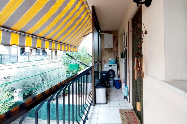 Casa adosada unifamiliar adosada, 4 habitaciones, gran patio en Terrassa