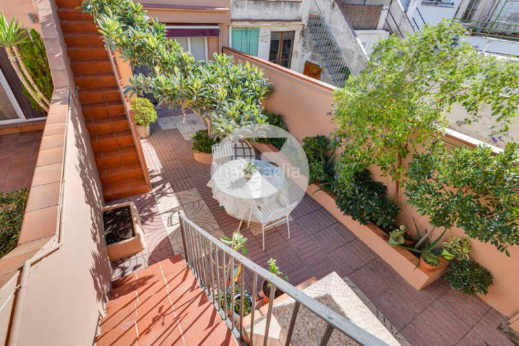Casa exclusiva casa de tres plantas y un estudio a tan solo 5 minutos del centro en Terrassa
