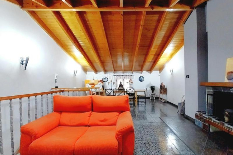 Casa magnifica casa unifamiliar de 230 m2 con 3 hab dobles y gran estudio 55 m2 en Terrassa