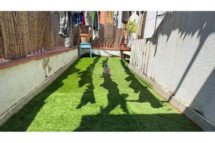 Casa pareada casa en en venta ca naurell de 210m construidos con salida a patio, dos terrazas y garaje. en Terrassa