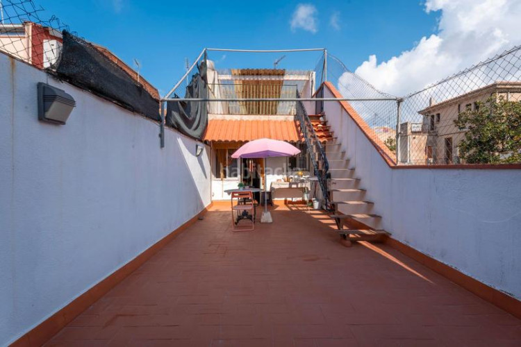 Casa adosada zona centro. casa adosada de 4habs. + 2lav. `terraza + garaje en Terrassa