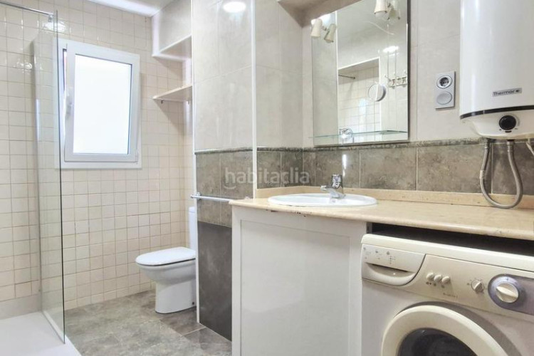 Piso cantoner de 115 m2 amb 4 hab i 2 banys al carrer faraday a 100 metres de la plaça del progres en Terrassa