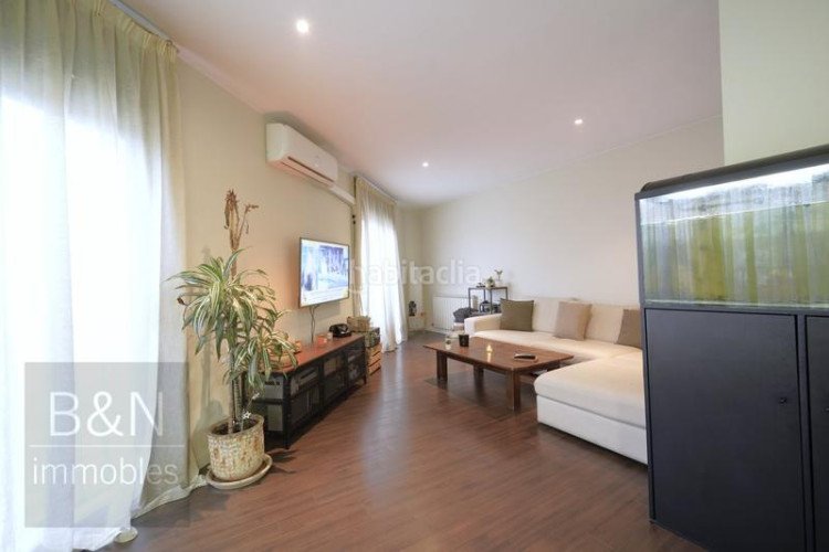 Casa  cantonera toda exterior, reformada en un estilo moderno y abierto, con una amplia terraza y gran garaje ! en Terrassa