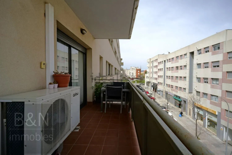 ¡Te vas a enamorar de su carácter! Amplio, luminoso, con zona comunitaria, párquing y trastero.