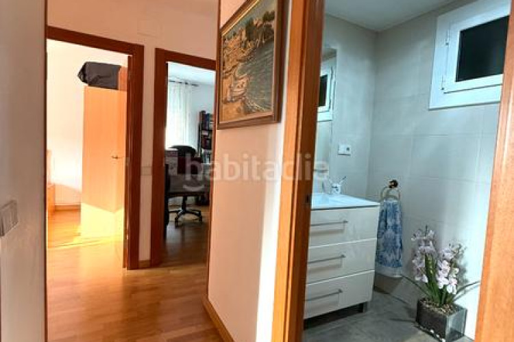Piso zona de Ca n'Aurell. piso de 4habs. + 2lav. + balcón en angel sallent en Terrassa