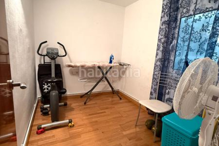 Piso zona de Ca n'Aurell. piso de 4habs. + 2lav. + balcón en angel sallent en Terrassa