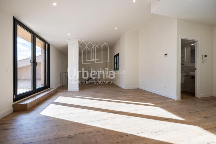 Dúplex luminosos dúplex con terraza con buenas vistas de 3 y 4 dormitorios en Terrassa