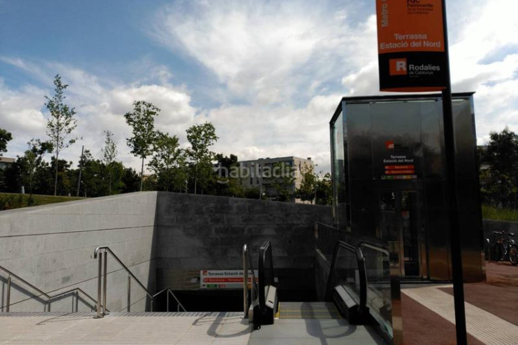 Piso gran piso en el barrio de sant pedro, 4 habitaciones. entrega inmediata en Terrassa