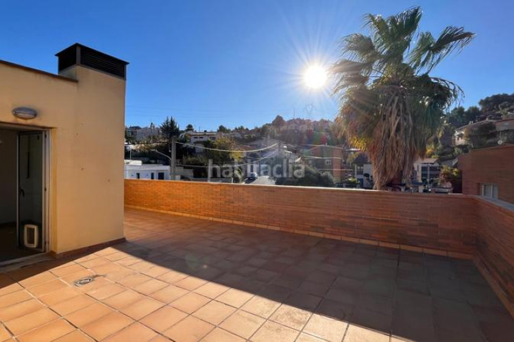 Chalet casa con piscina y vistas en zona residencial en Terrassa