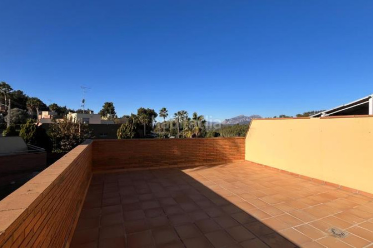 Chalet casa con piscina y vistas en zona residencial en Terrassa