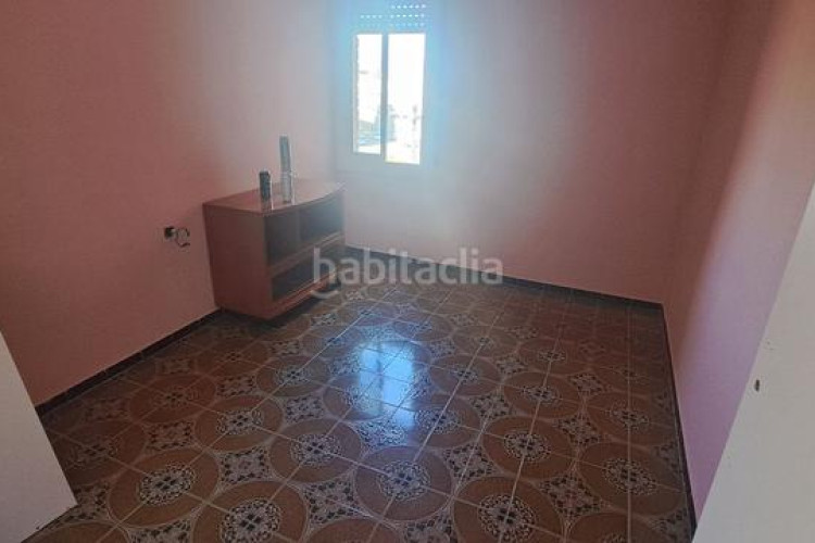 Piso  todo exterior con balcón y ascensor! en ca n anglada en Terrassa