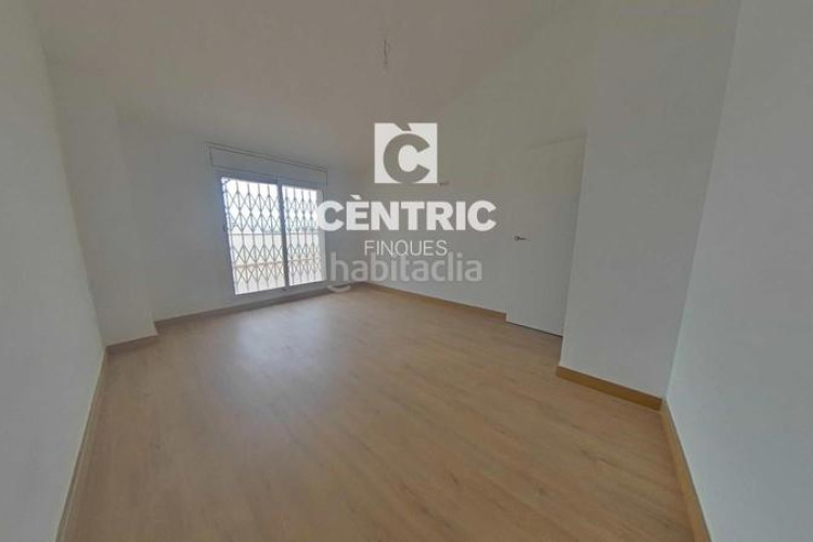 Piso amplio piso reformado con 4 habitaciones y ascensor ideal para familias o inversores! en Terrassa