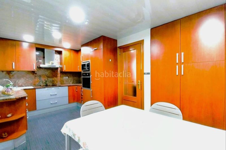 Casa magnifica casa unifamiliar de 230 m2 con garaje 3 coches, 3 grandes dormitorios, especatcular estudio 55 m2 y patio en Terrassa