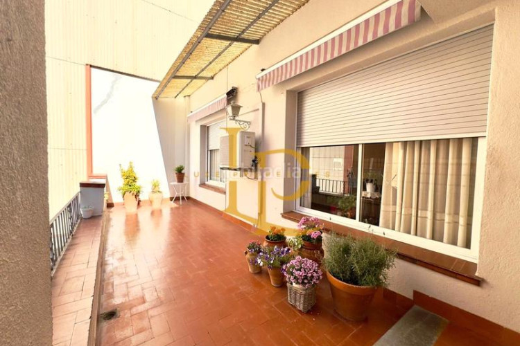 Casa adosada preciosa casa con terraza y garaje en una zona privilegiada en Terrassa