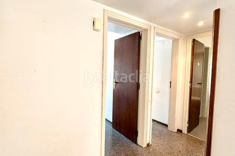 Piso  señorial único en pleno centro – 6 habitaciones, 3 baños, terraza de 200 m², parking incluido en Terrassa
