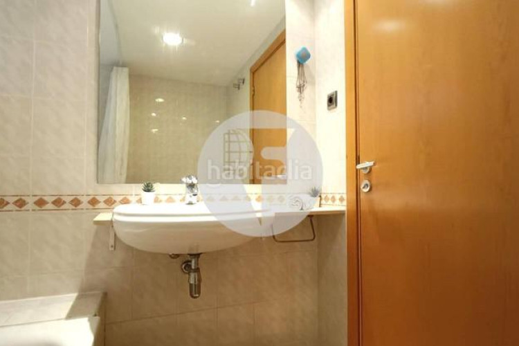 Piso bonito piso de 85 m2, 3 hab, 2 baños, galería, balcón, pk y zona comunitaria, en zona olímpica en Terrassa