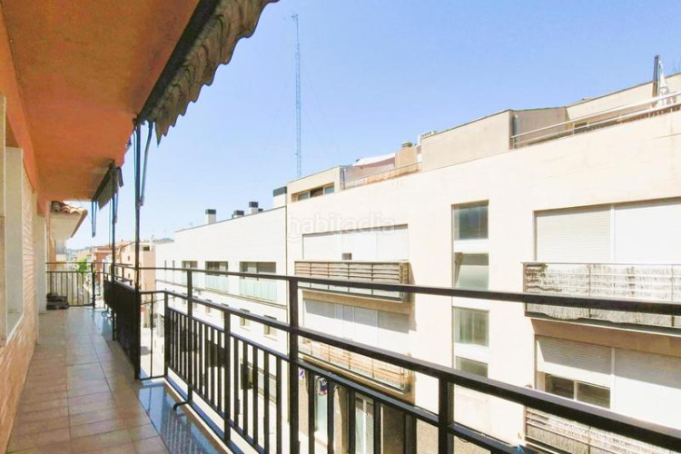 Piso de 137 m2 amb 4 hab i balco 10 m2 oest al carrer ireneu a 50 metres rambla en Terrassa