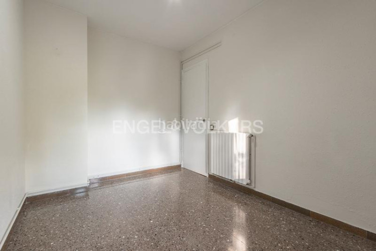 Apartamento oportunidad única! piso amplio de 99m construidos con 4 dormitorios y balcón en Terrassa