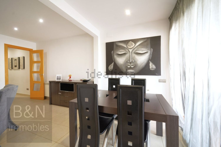 Un hogar reformado, con doble salida exterior y solo un vecino.