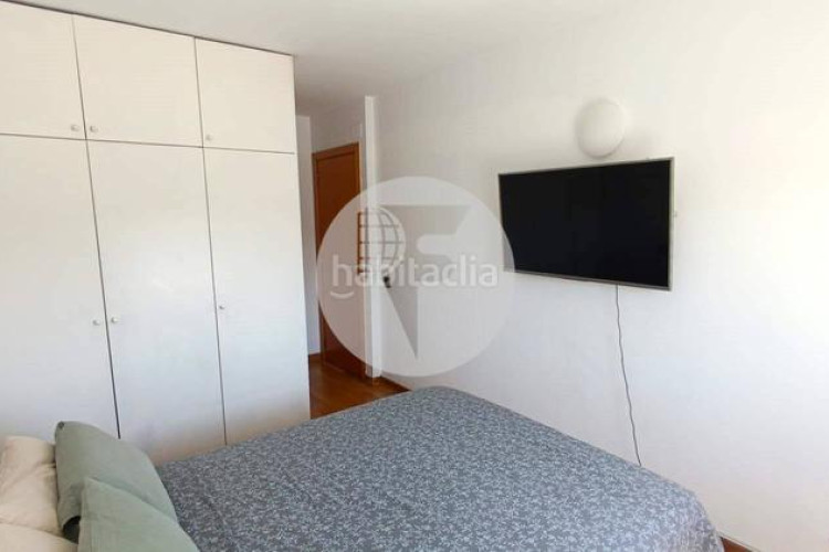 Piso bonito piso de 85 m2, 3 hab, 2 baños, galería, balcón, pk y zona comunitaria, en zona olímpica en Terrassa