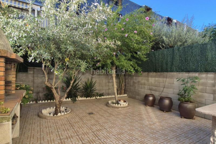 Casa magnifica unifamiliar de 230 m2 con garaje 3 coches, 3 dormitorios dobles, espectacular estudio 55 m2 y patio en Terrassa