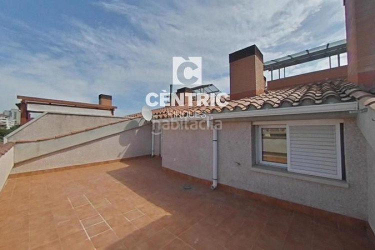 Dúplex piso espacioso con 4 habitaciones gran inversión ! en Terrassa