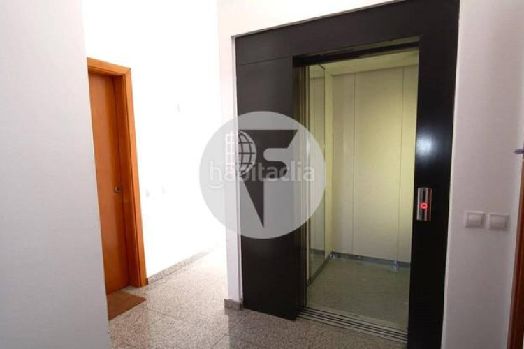 Planta baja bonita planta baja de 2 hab, terraza con barbacoa y plaza de aparcamiento en carrer conca torresana la gripia, en Terrassa