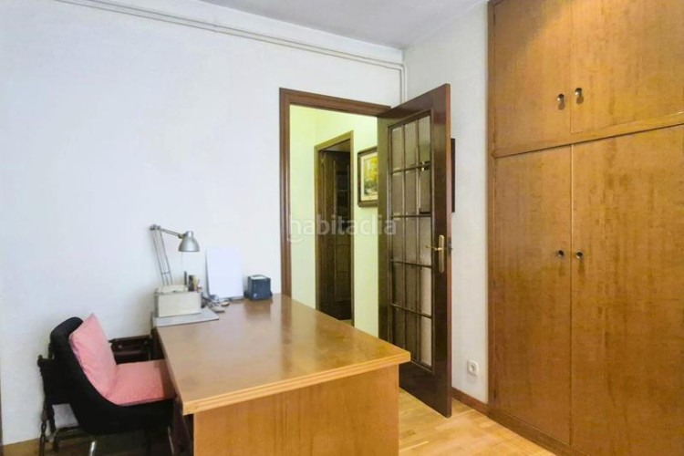 Piso de 137 m2 amb 4 hab i balco 10 m2 oest al carrer ireneu a 50 metres rambla en Terrassa