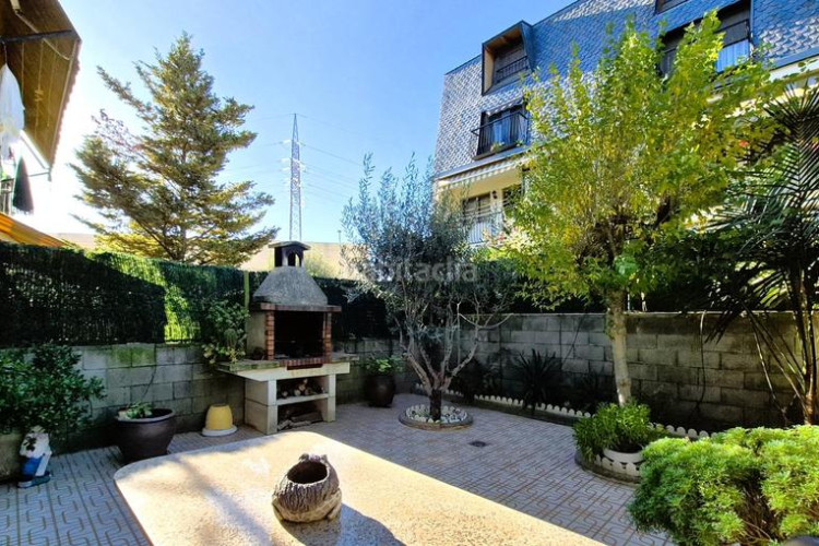 Casa magnifica casa unifamiliar de 230 m2 con 3 hab dobles y gran estudio 55 m2 en Terrassa